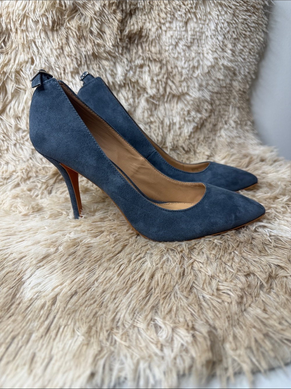 VC VINCE CAMUTO
SIGNATURE COLLECTION
Chantilly Slate Suede SIZE 8